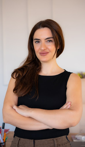 Ayşe Şarlak Hakkında Bilgi